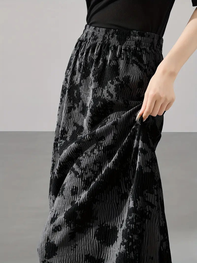 Grauer Plisseerock mit abstraktem Print