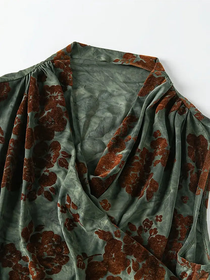 Damenbluse im Samtstil mit Blumenmuster