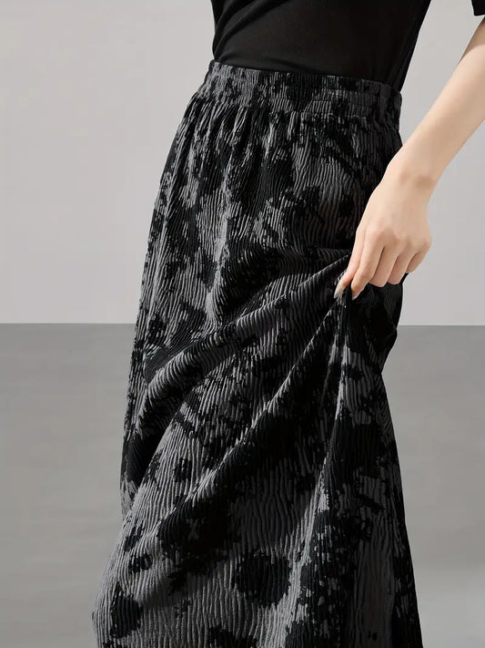 Grauer Plisseerock mit abstraktem Print