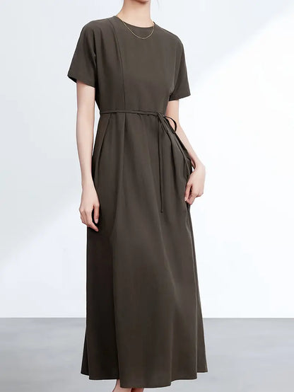 Midi-Kleid mit kurzen Ärmeln und Schnürung